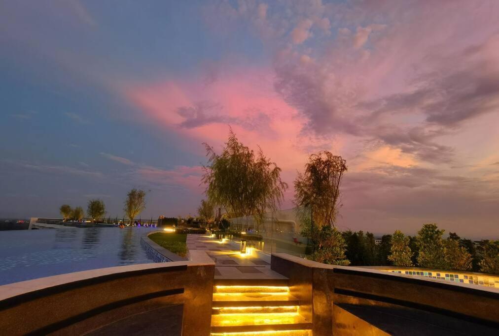 Modern Style Room With Sky Pool 古城边天际泳池公寓 Chiang Mai Exterior foto