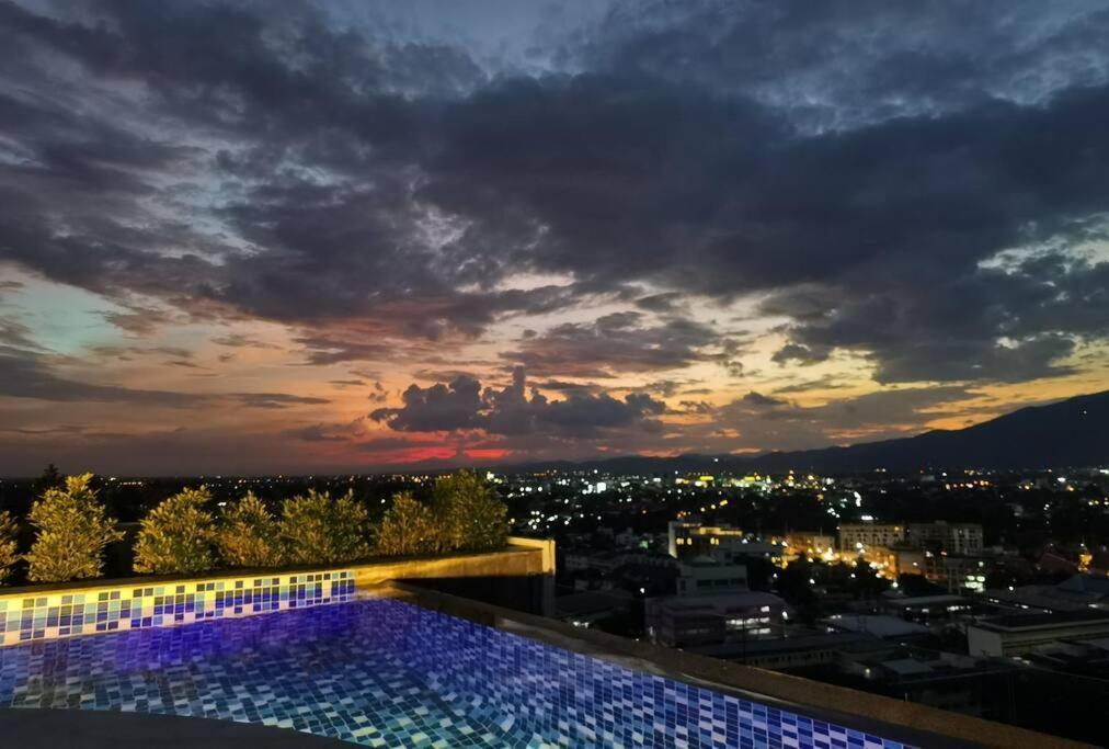 Modern Style Room With Sky Pool 古城边天际泳池公寓 Chiang Mai Exterior foto