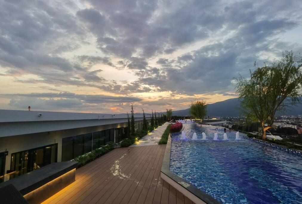 Modern Style Room With Sky Pool 古城边天际泳池公寓 Chiang Mai Exterior foto
